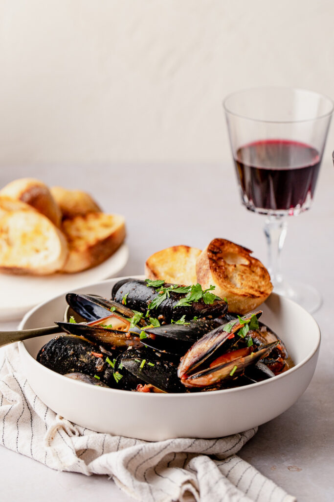Mussels with red wine and crusty bread